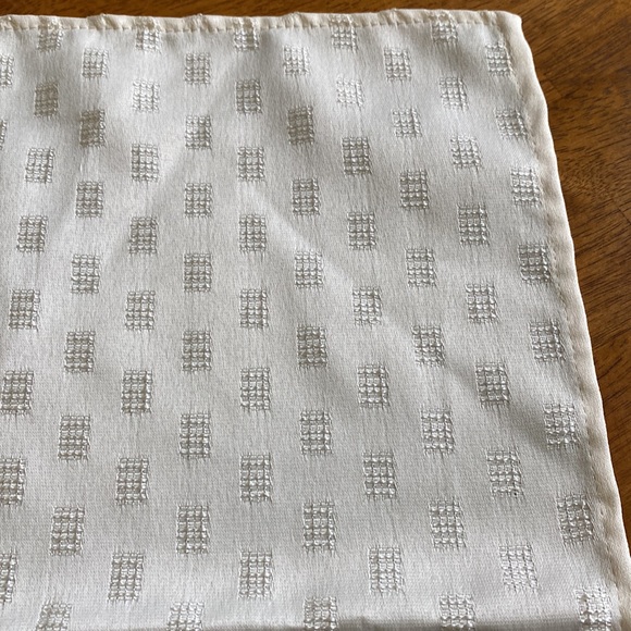 Vintage cloth napkins in cream color. Set of 4. No flaws. Large. - Picture 3 of 5